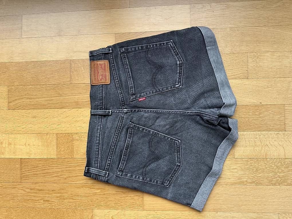 Jeans: Levi's Shorts W28 in grau/schwarz – Usato da Chur venduto da sim_c9lk 1