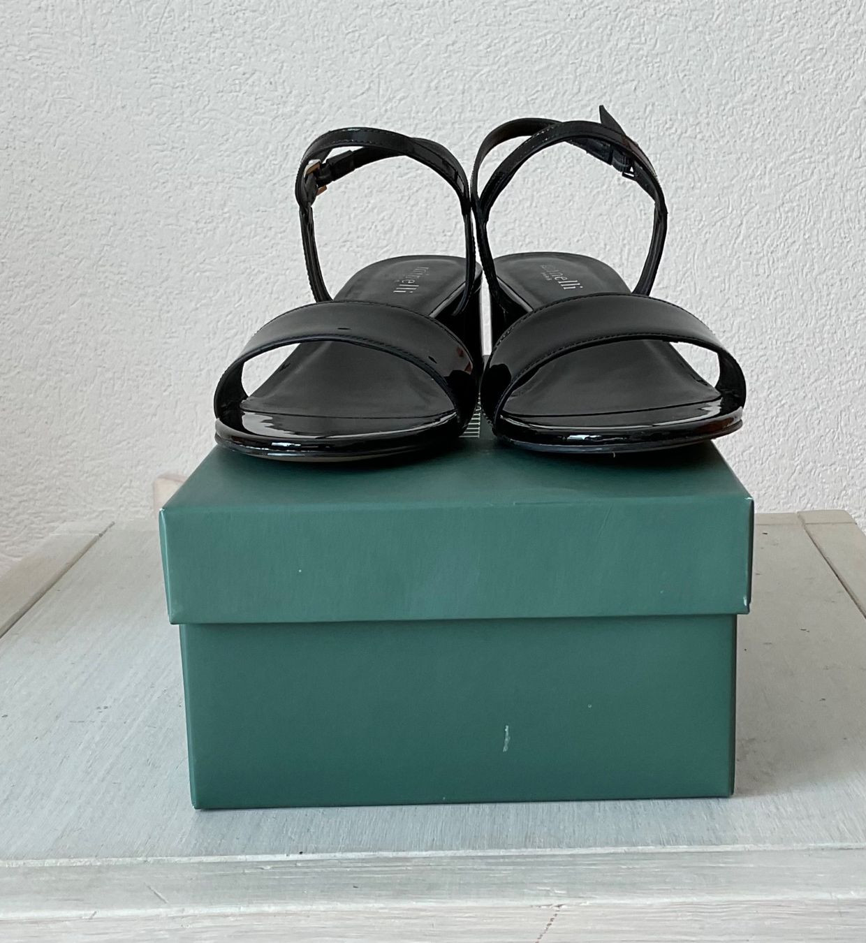 Damenschuhe: Minelli : sandales en cuir noir laqué – Neu und originalverpackt aus Corseaux von Mililaforet75 5