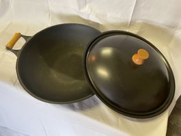 SIGG Gusseisen Wok-Pfanne mit Deckel 35cm Durchmesser