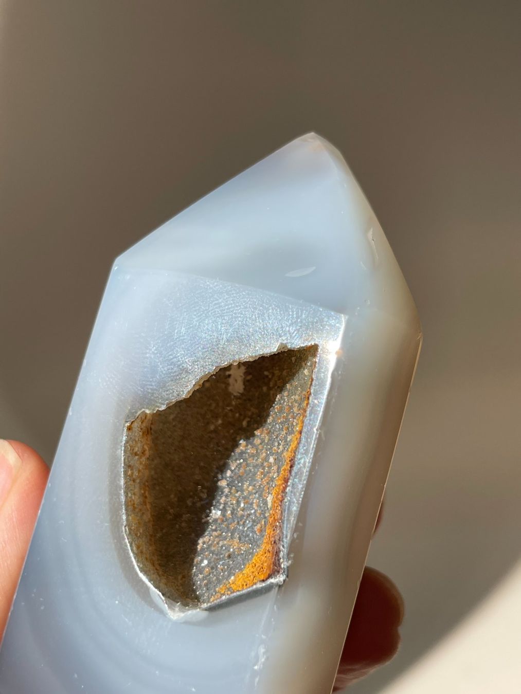 Minerali & Pietre curative: Grauer Achat-Monolith mit Druse – Nuovo (secondo la descrizione) da Schiers venduto da sisikristall 1