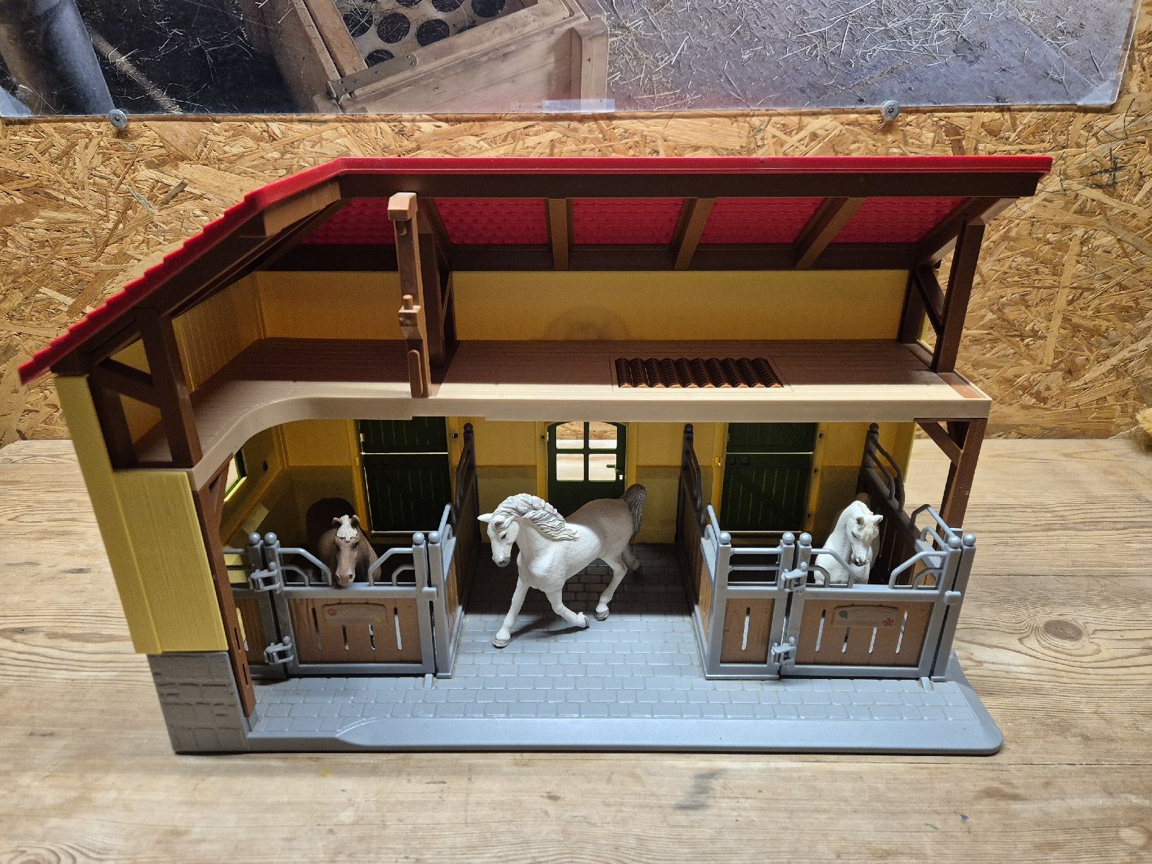 Schleich Giocattoli: Schleich Pferde Stall inkl 3 Pferden – Usato da Meggen venduto da Orrinka20