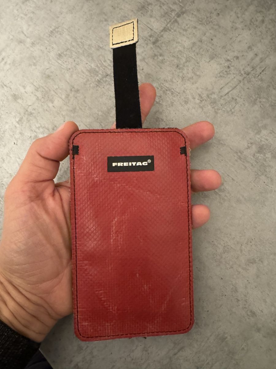 Freitag Sacs: Freitag Handyhülle rot – D'occasion à Zürich par Graes23