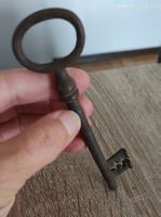 Antiker Eisenschlüssel aus Metall gebraucht