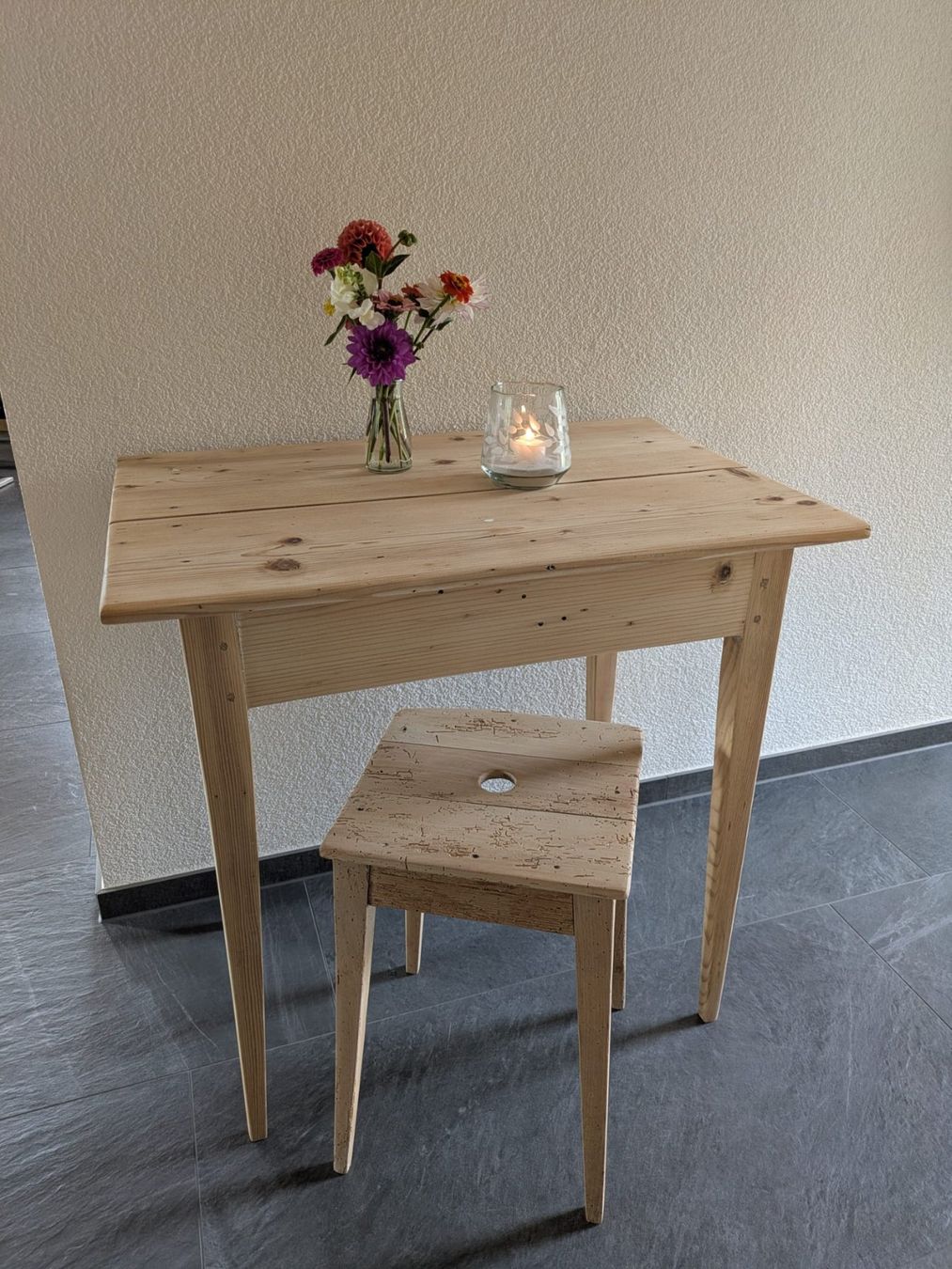 Tavoli: Antiker Holztisch mit Taburetli – Usato da Schwanden b. Brienz venduto da hoihoi03 2