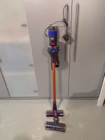 Dyson V8 SV10 Akkusauger mit Ladegerät und Zubehör