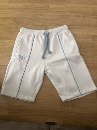 Kurze Hose weiss mit blauem Bund und Logo Grösse M