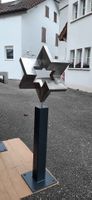 Moderne Stahls Skulptur – Balance zwischen Stärke und Harmon