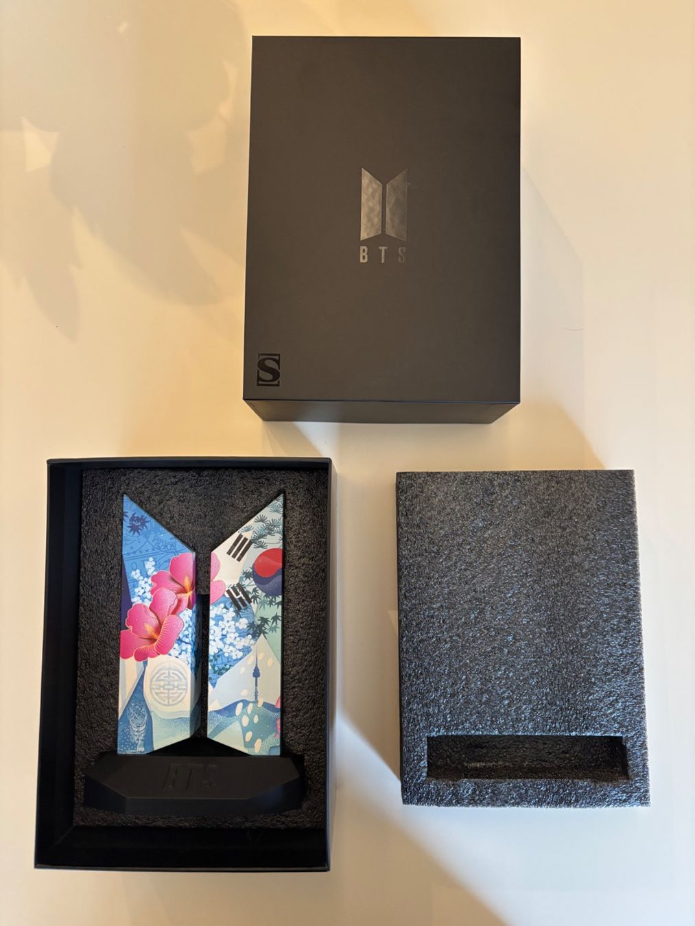 Sculture & Statue: BTS Premium logo Seoul Edition neuf – Nuovo e nell'imballaggio originale da Nyon venduto da man_8pzr 2