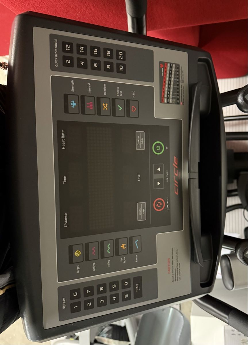 Hometrainer: Ellittica professionale Circle Fitness E7 – Usato da Seuzach venduto da ann_w2zc 4
