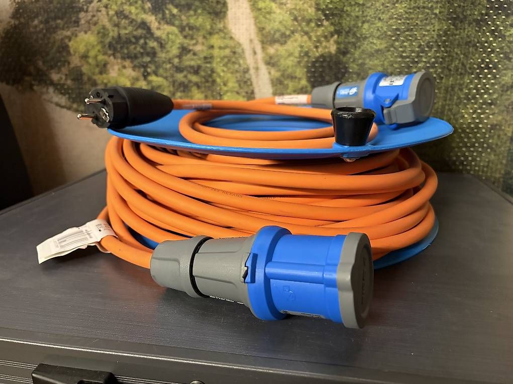 Cavi: 25M CEE Kabel, inkl. Schukoadapter + Aufroller NEU – Usato da Bülach venduto da CAMPTIVITY 1