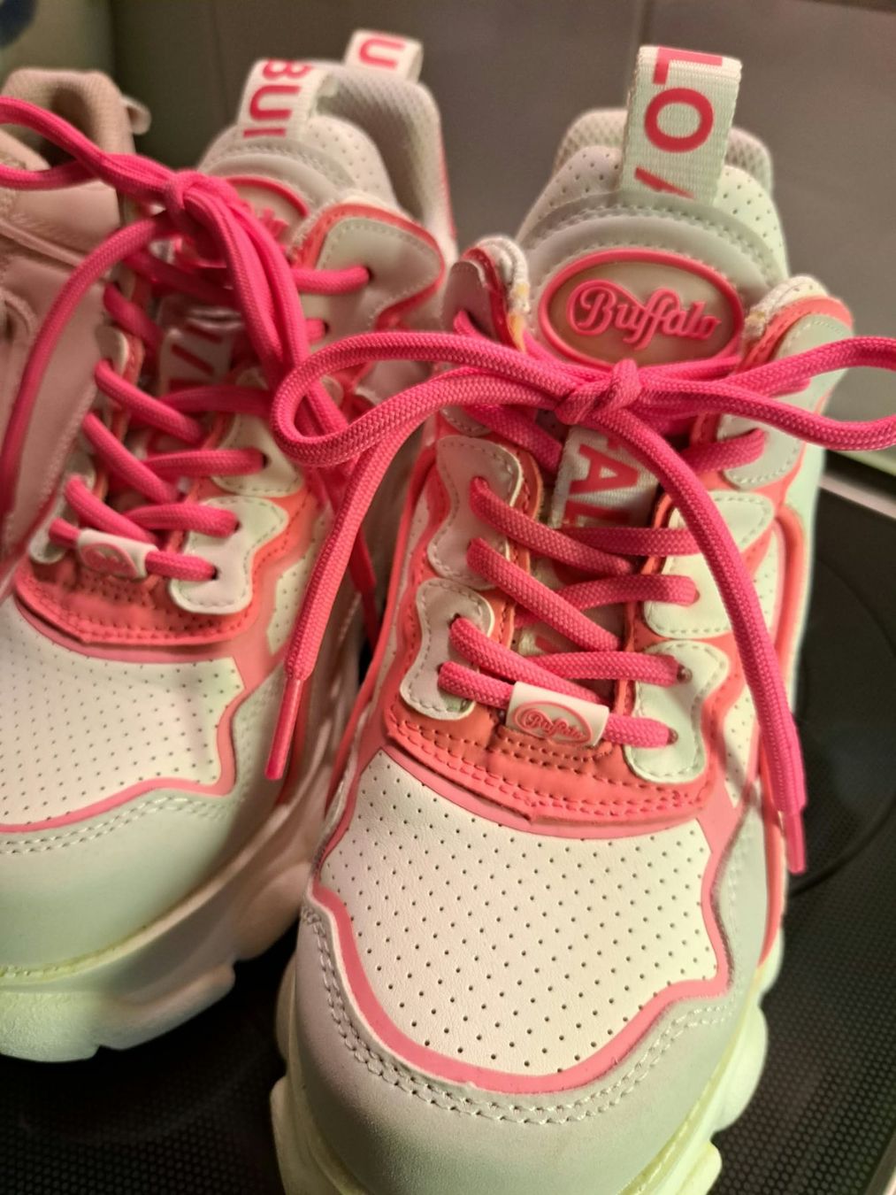 Buffalo Scarpe da donna: buffalo rosa/pink/weiss 2er set – Usato da Sisseln AG venduto da schenk-figuren 1