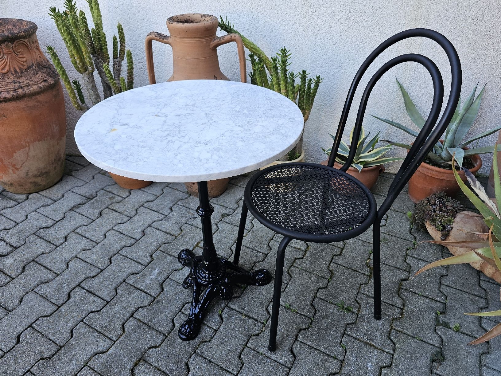 Set di tavolo e panche: Bistrotisch Marmortisch Metallstuhl – Usato da Villnachern venduto da hasta08