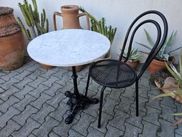 Bistrotisch Marmortisch Metallstuhl