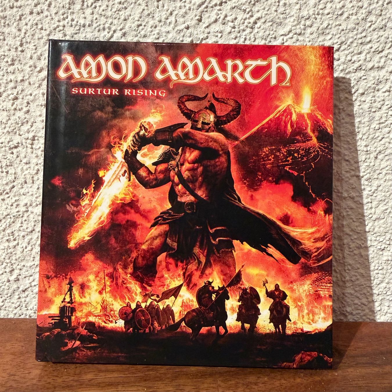 CD: Amon Amarth - Surtur Rising, CD/DVD, Digibook – Nuovo (secondo la descrizione) da Fällanden venduto da BasilFawlty