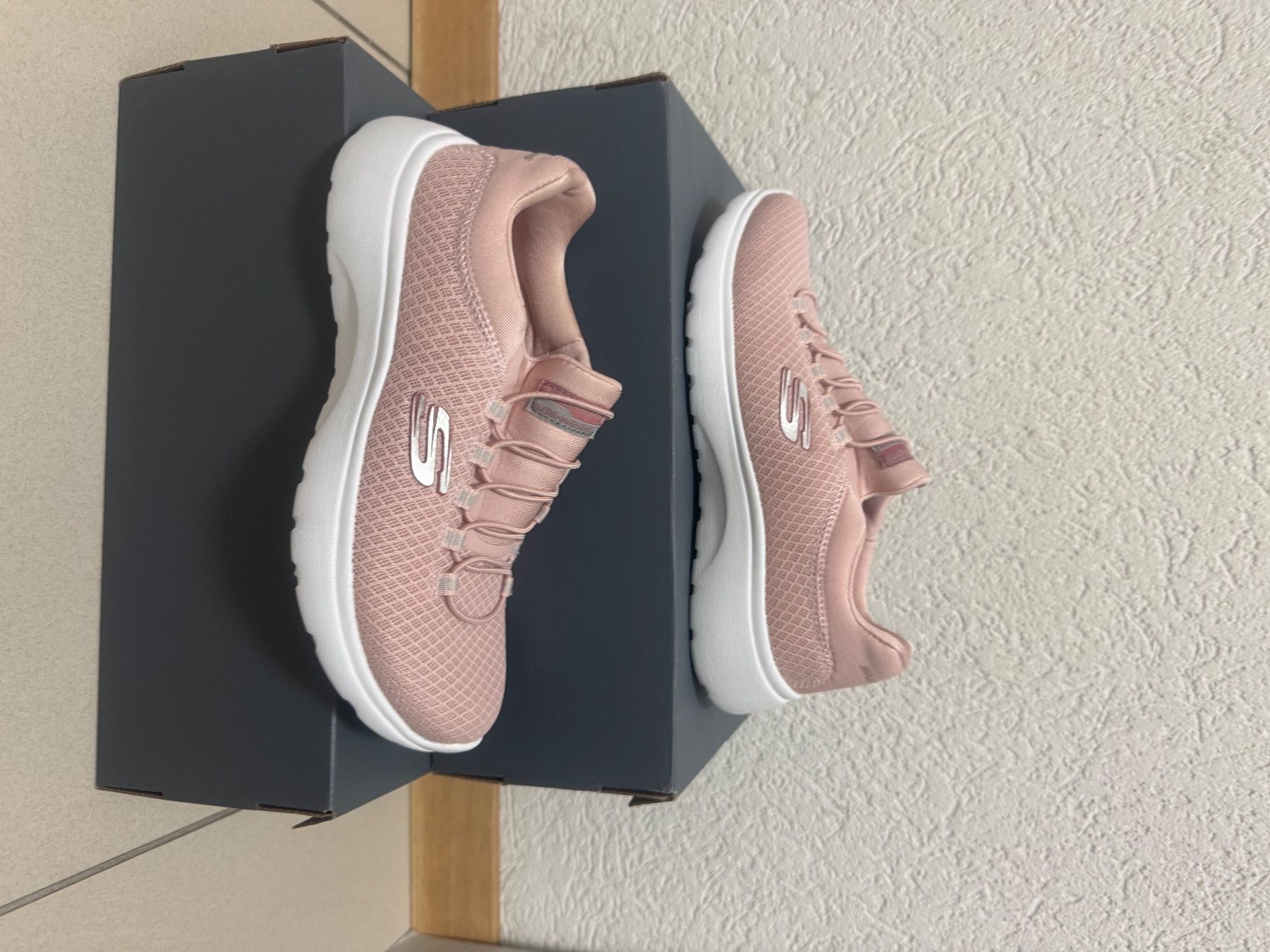 Skechers Chaussures femmes: Basket – Neuf avec emballage d'origine à Nyon par gen_729p