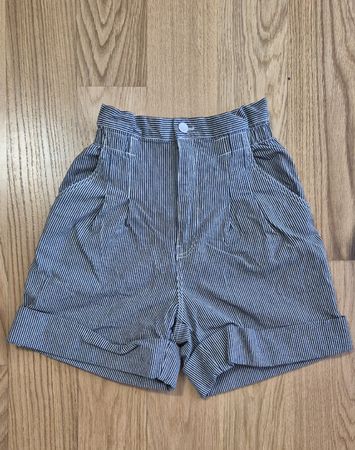 *NEU* Pieces Billo Shorts (Gr. S / blue denim & weiss)