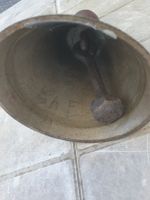 Cloche ancienne avec poignée bois état d'usage 15 cm