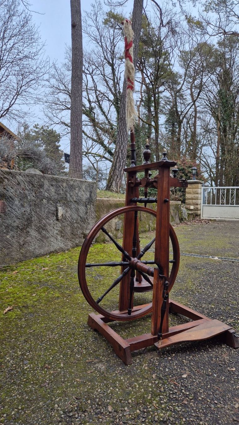 Spinnräder: rouet ancien en bois – Gebraucht aus Gingins von hellopascal
