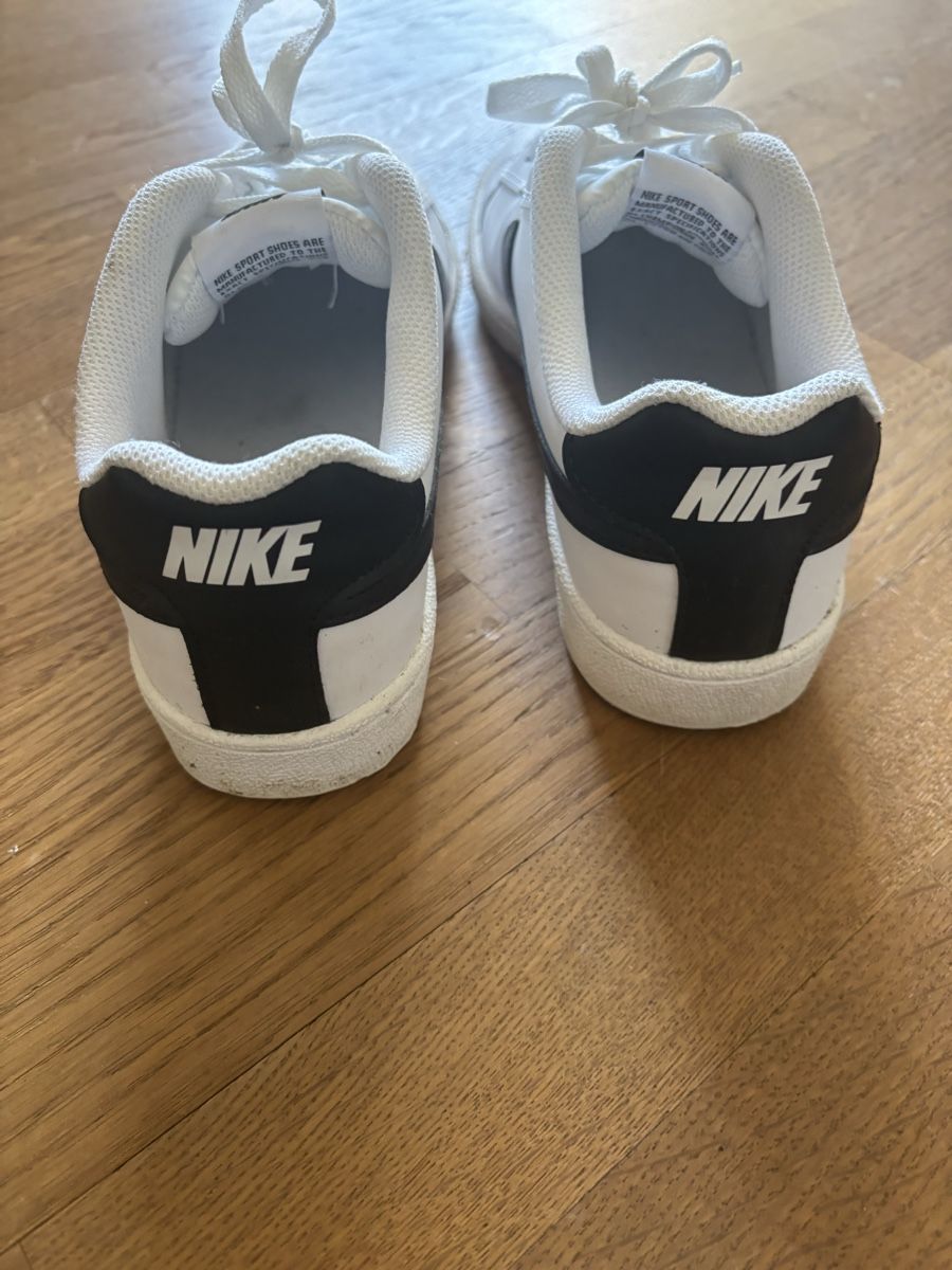 Nike Herrenschuhe: Nike Sneakers Größe 41 – Gebraucht aus Küttigen von Hedimia 1