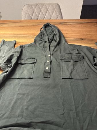 Kapuzenpullover dunkelgrau mit Knöpfen guter Zustand