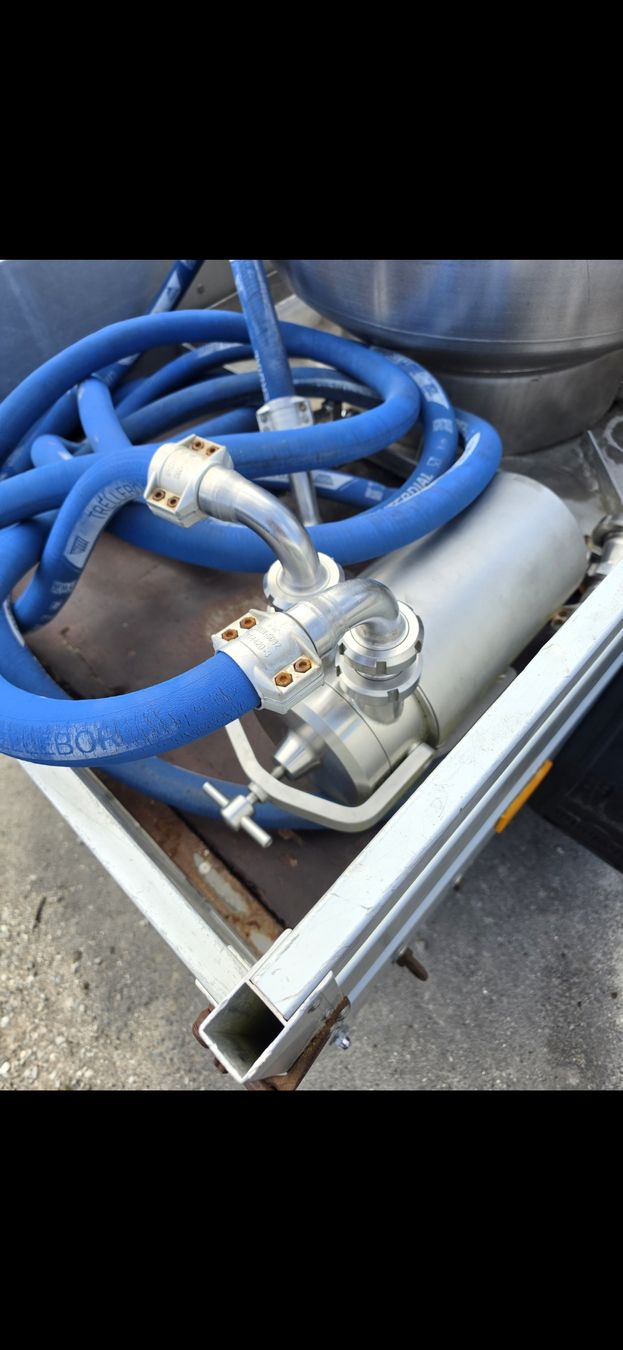 Tecnica di mungitura: Milchtank mit Anhänger und Pumpe  – Usato da Bösingen venduto da lauda-lauda 7