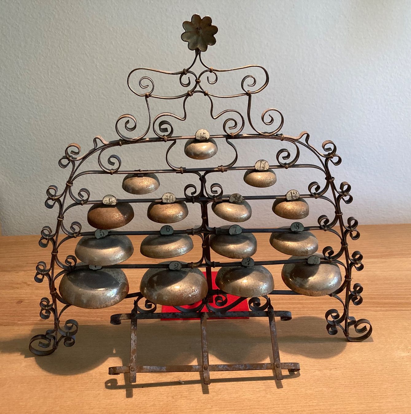 Campanacci mucche: Sehr altes Tisch-Glockenspiel – Usato da St.Gallen venduto da WrigleyCH