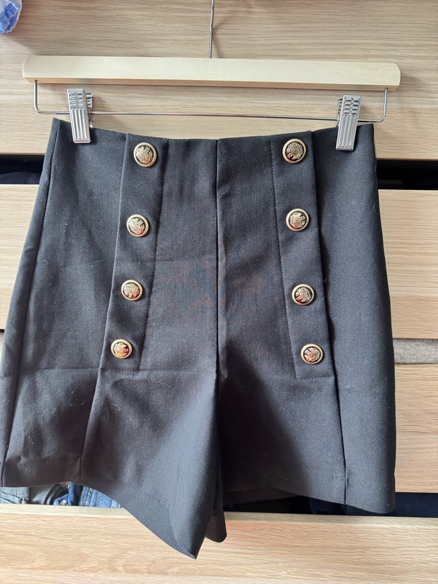 Pantaloni: Black Zara shorts xs – Usato da Zürich venduto da Lovelyperfumes