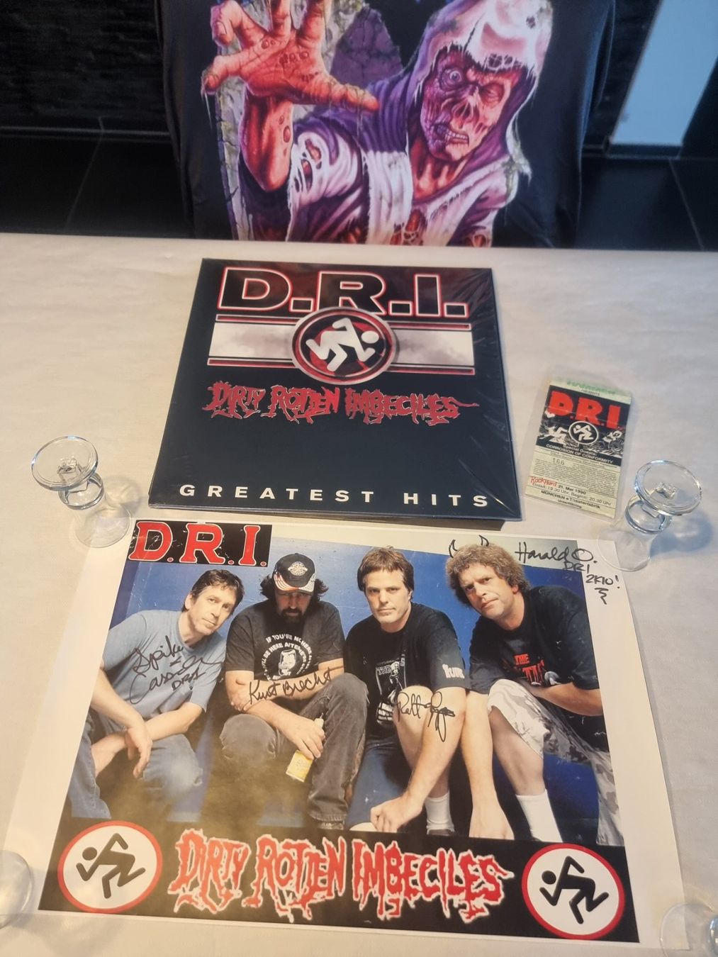 Dischi in vinile: D.R.I – Kollektion, LP, signed Poster, Ticket – Nuovo (secondo la descrizione) da Wangs venduto da poperman