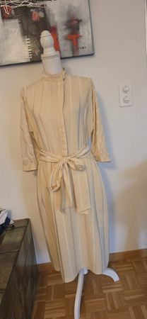 AKRIS Kleid Gr. 44, Beige mit Streifen - Reine Seide