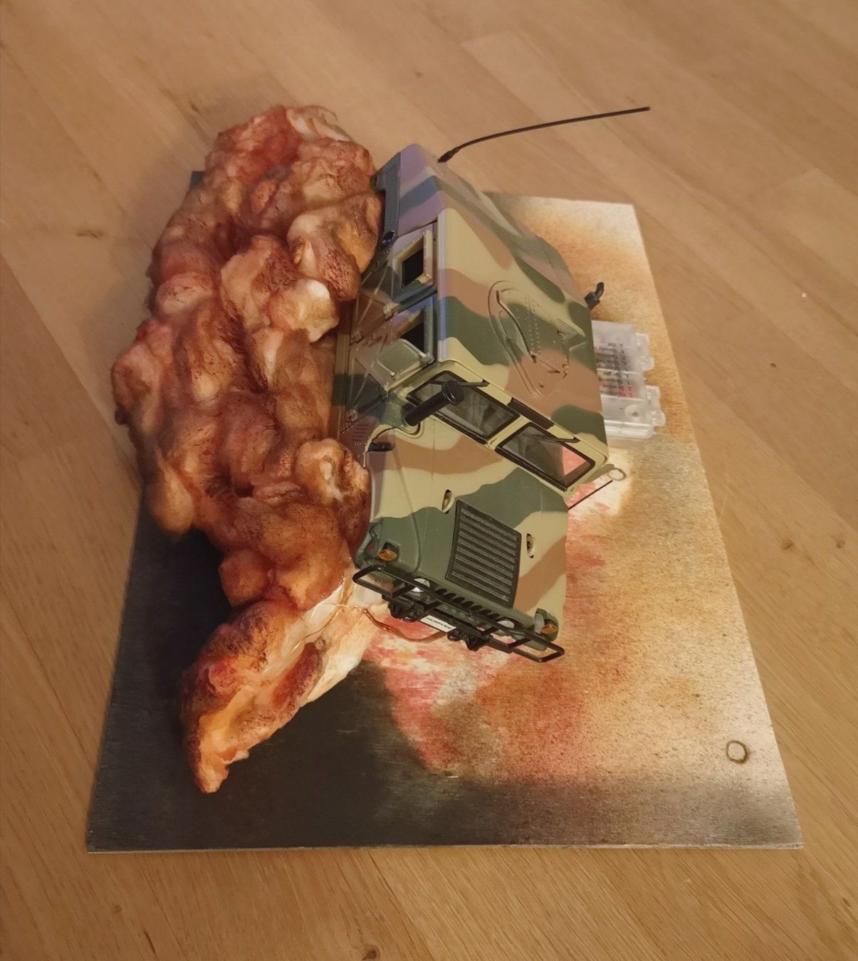 Modellbausätze & Standmodelle: 1:18 Diorama "Explosion unter Hummer" " – Gebraucht aus Niederbipp von kevintifu20 2