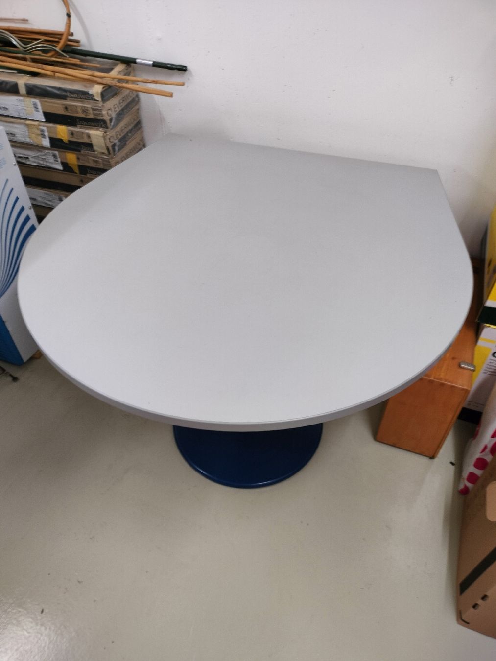 Tables: Spezieller Tisch – D'occasion à Seuzach par Flyinghirsch69 1