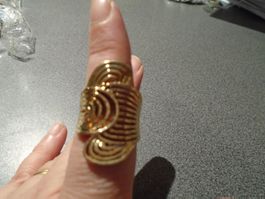 Ring Size 8,5, goldfarbig, geschwungen