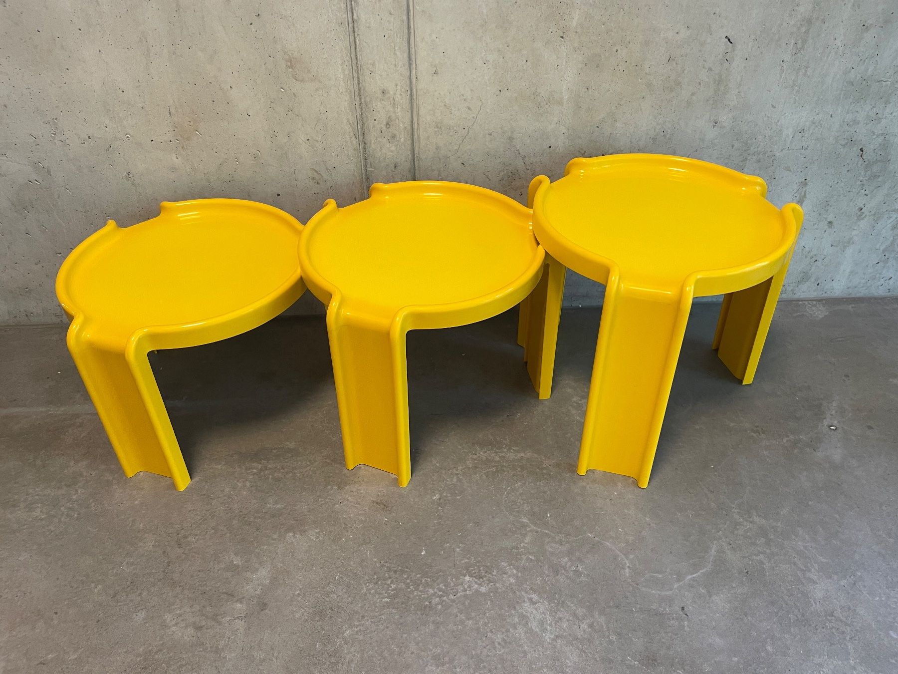 Kartell Tavoli: KARTELL Giotto Stoppino Set Nesting Coffee Table gelb – Usato da Zürich venduto da starch.studio 3