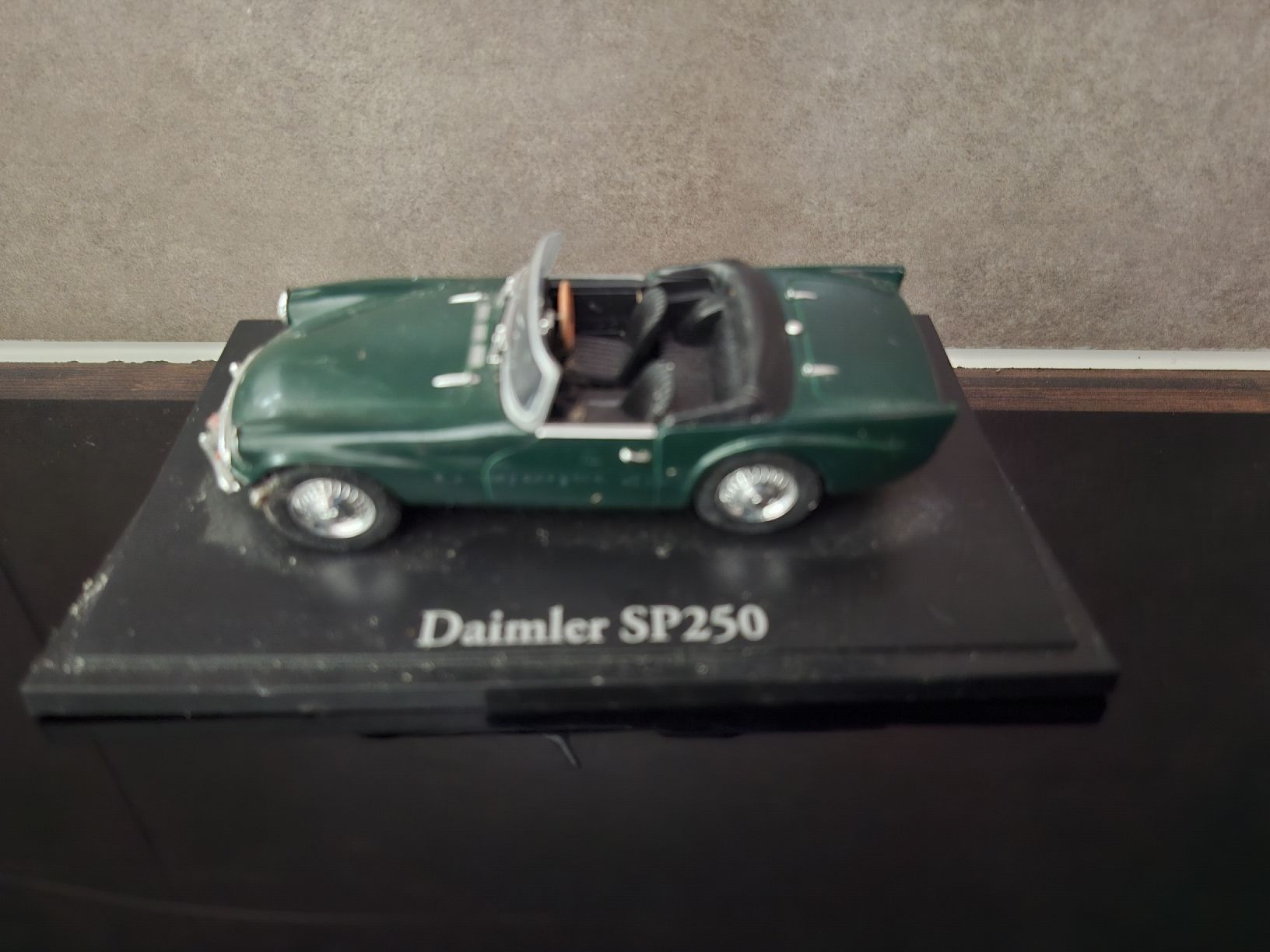 Daimler Modellini d'auto: Modèle  réduit  Daimler SP250 Verte - Voiture miniature – Nuovo e nell'imballaggio originale da Yverdon-les-Bains venduto da Layla5919