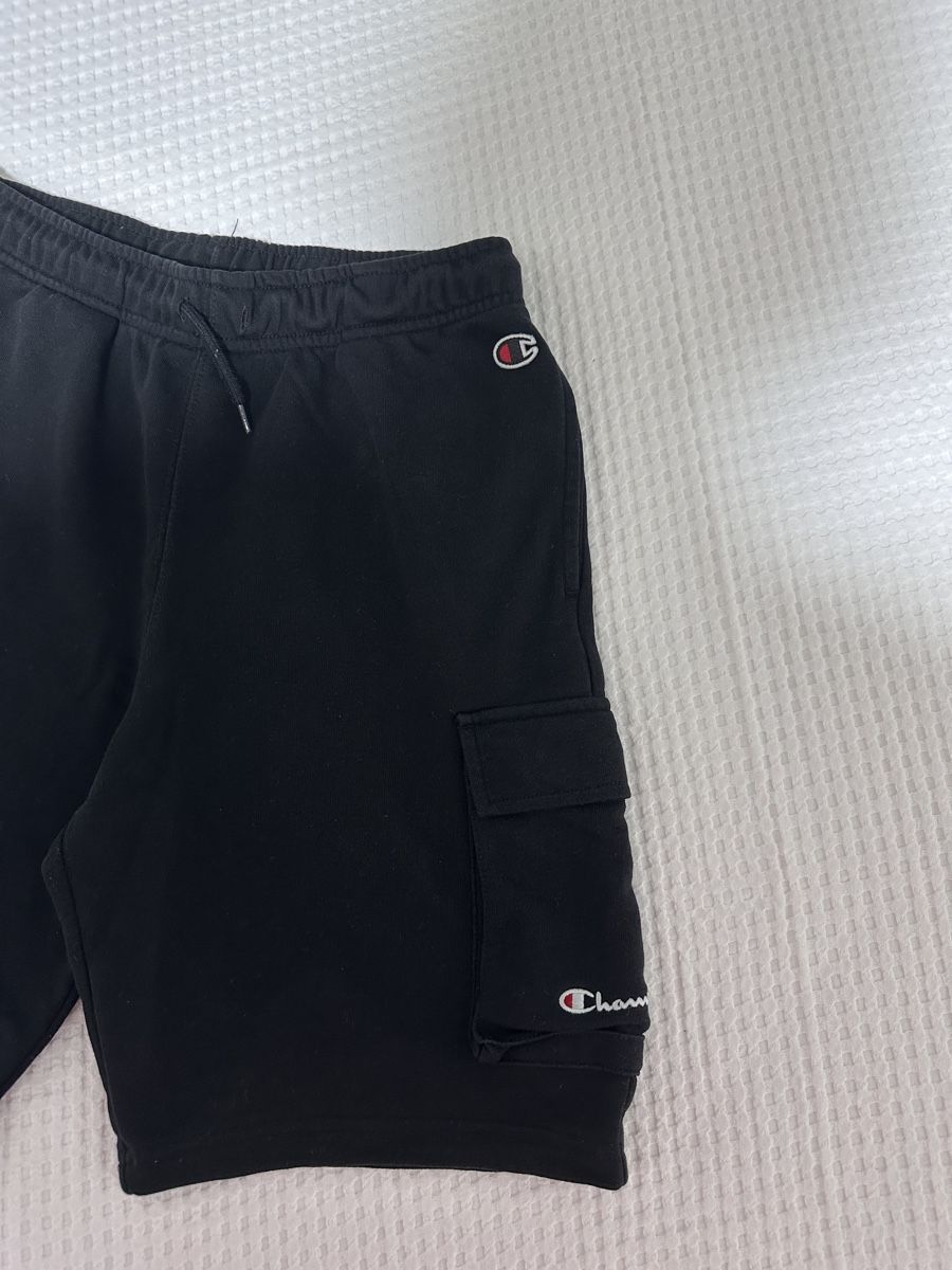 Champion Pantaloni: Champion Cargo Shorts Schwarz  – Usato da Oberurnen venduto da nes_8xqt 1