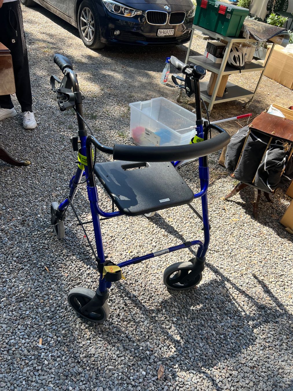 Aides à la marche: Gehhilfe Rollator blau, Nr 47 – D'occasion à Glattfelden par maa_qcj8