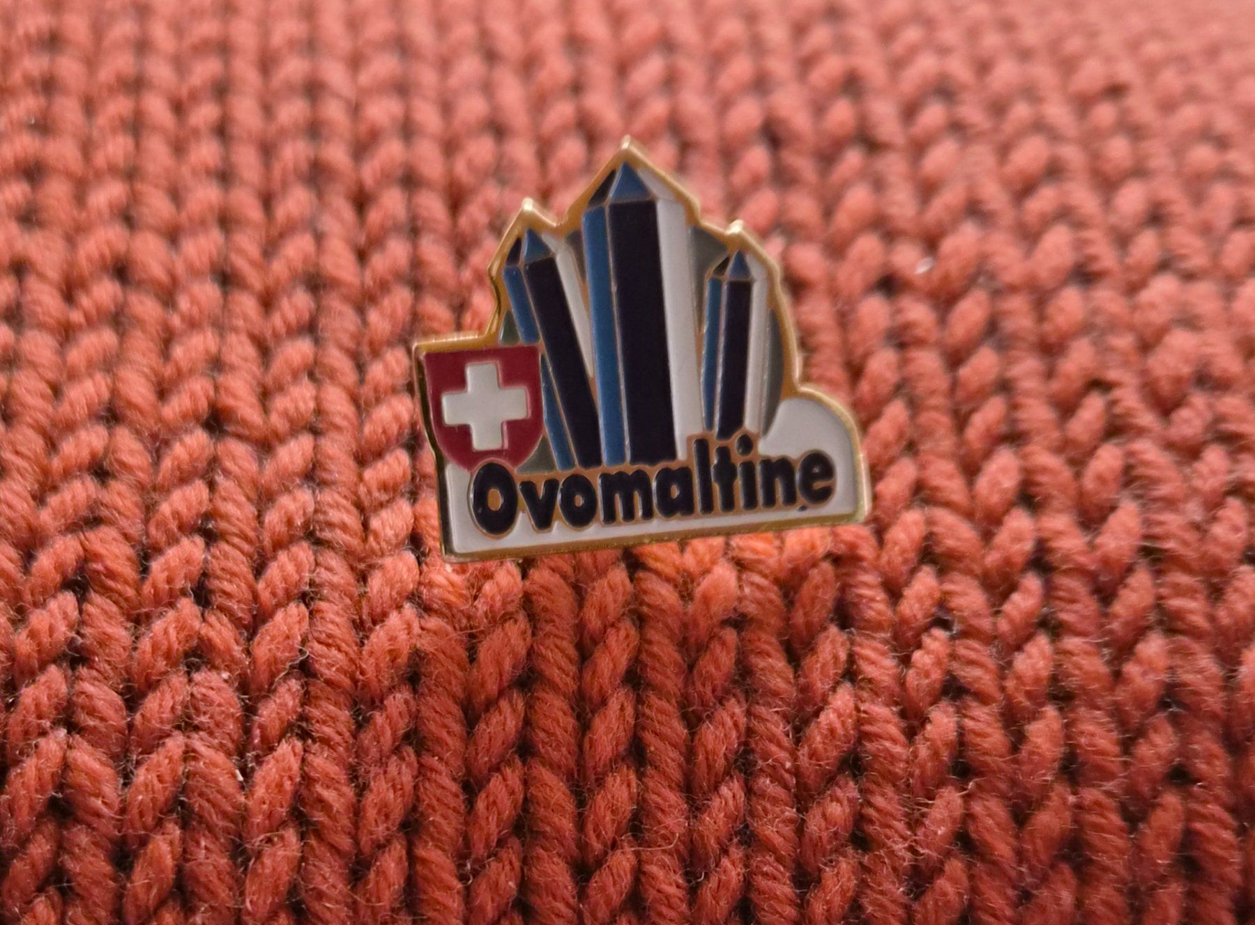 Ovomaltine Plaquettes & Badges: Ovomaltine Pin – Neuf avec emballage d'origine à Zürich par 25.1212_4.14
