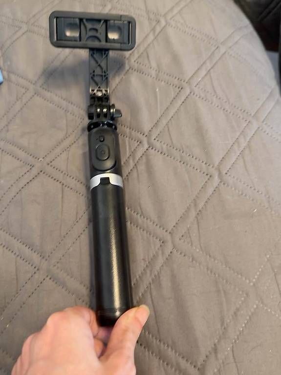Trépieds & Accessoires: Perche à selfie avec trépied et télécommande Bluetooth – D'occasion à Meyrin par dianalopes