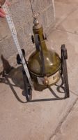 O R) Ausschankständer / Eisenkippgestell Antike Flasche