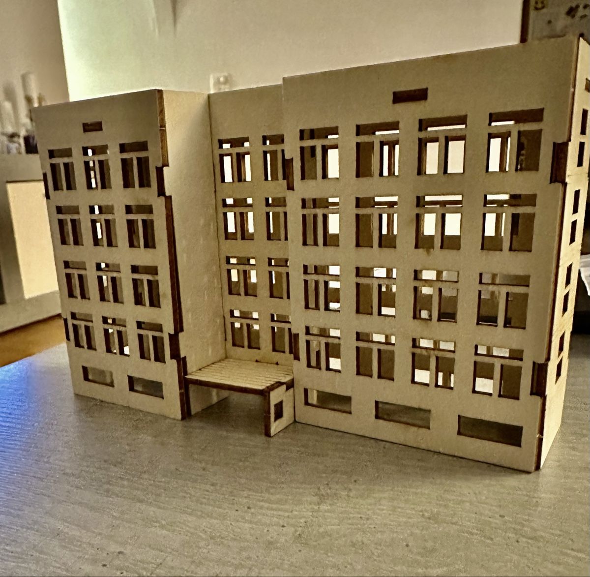 Märklin Modelleisenbahnen: Holzmodell Gebaeude  5 Stockwerke – Gebraucht aus Dietikon von Lidija0 1