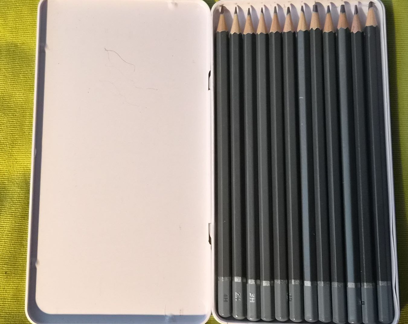 Matite, matite colorate & gessi: 12 Graphit- und Kohlestifte Set im Metall-Etui – Nuovo (secondo la descrizione) da Zürich venduto da Carli 3