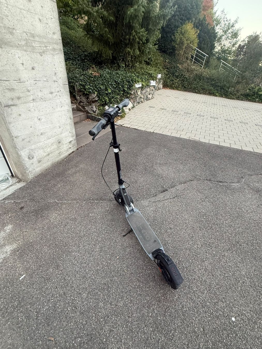 Elektromobile: Micro Merlin 2 E-Scooter elektrisch schwarz gebraucht – Gebraucht aus Zürich von dom_g5nv 1