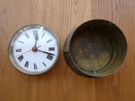 Uhr in einem massiven Messinggehäuse