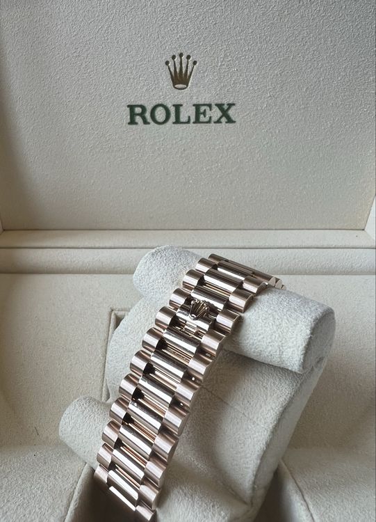 Rolex Orologi: Rolex Daydate 40mm 18k Rosegold Baguette Sundust 228235 Full – Usato da Brugg AG venduto da Wristdeal 2