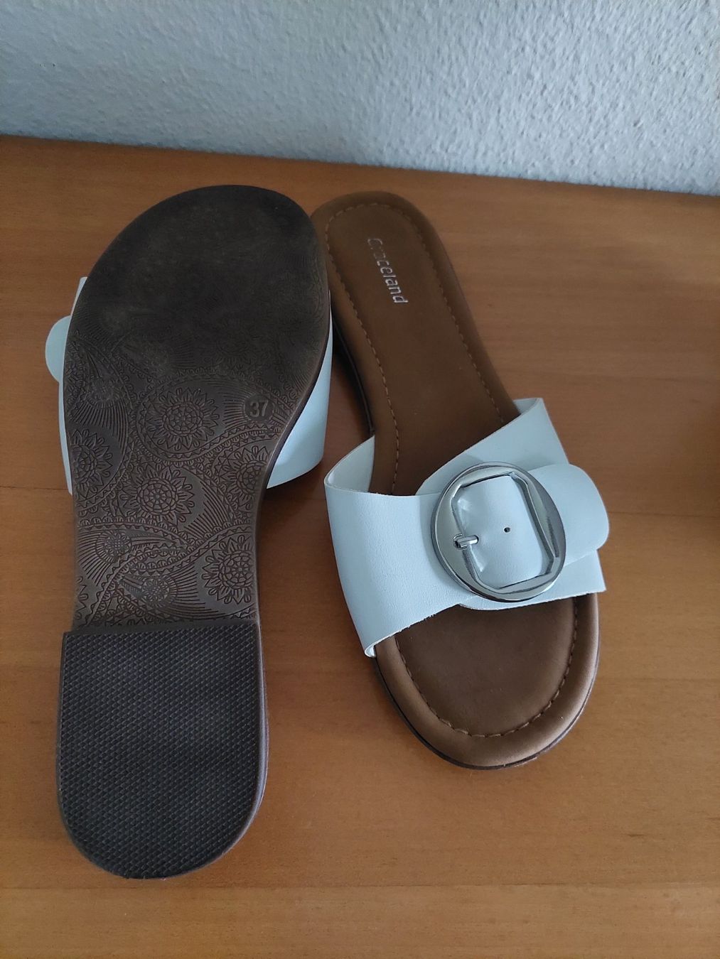Graceland Scarpe da donna: WEISSE PANTOLETTEN GR. 37 – Usato da Münchenstein venduto da Strupfi 1