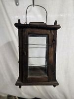 Alte Laterne Holz Glas mit Griff im Dachbodenfund Gothisch