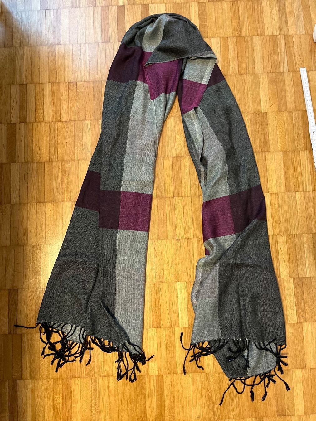 Foulard & Sciarpe: Schicker Schal, grau-lila kariert, mit Fransen – Usato da Jona venduto da Good_luck1_ 4
