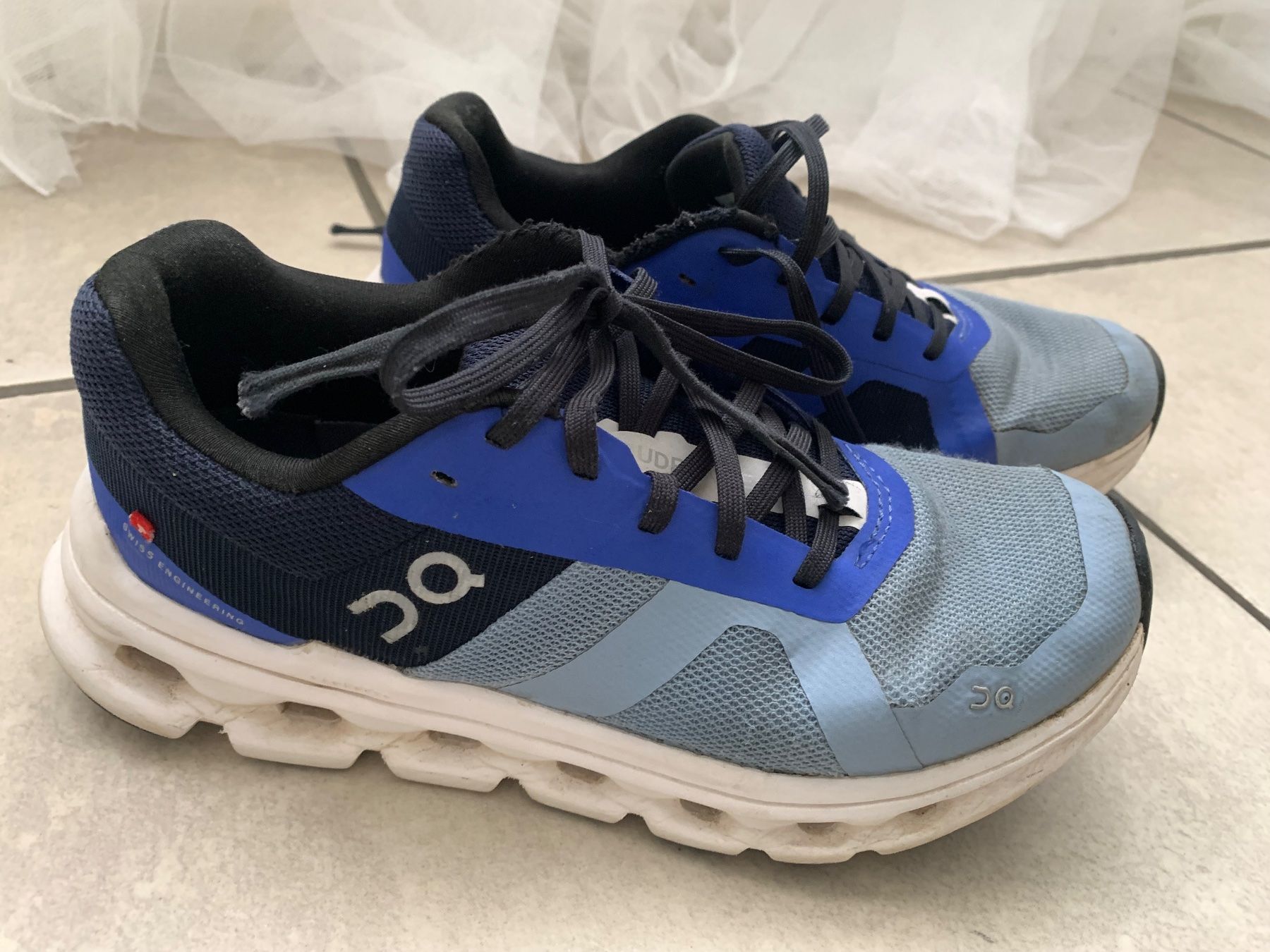 On Scarpe per ragazze: ON Cloudrunner Laufschuhe Gr. 37 – Usato da Ettingen venduto da evs_6w9m