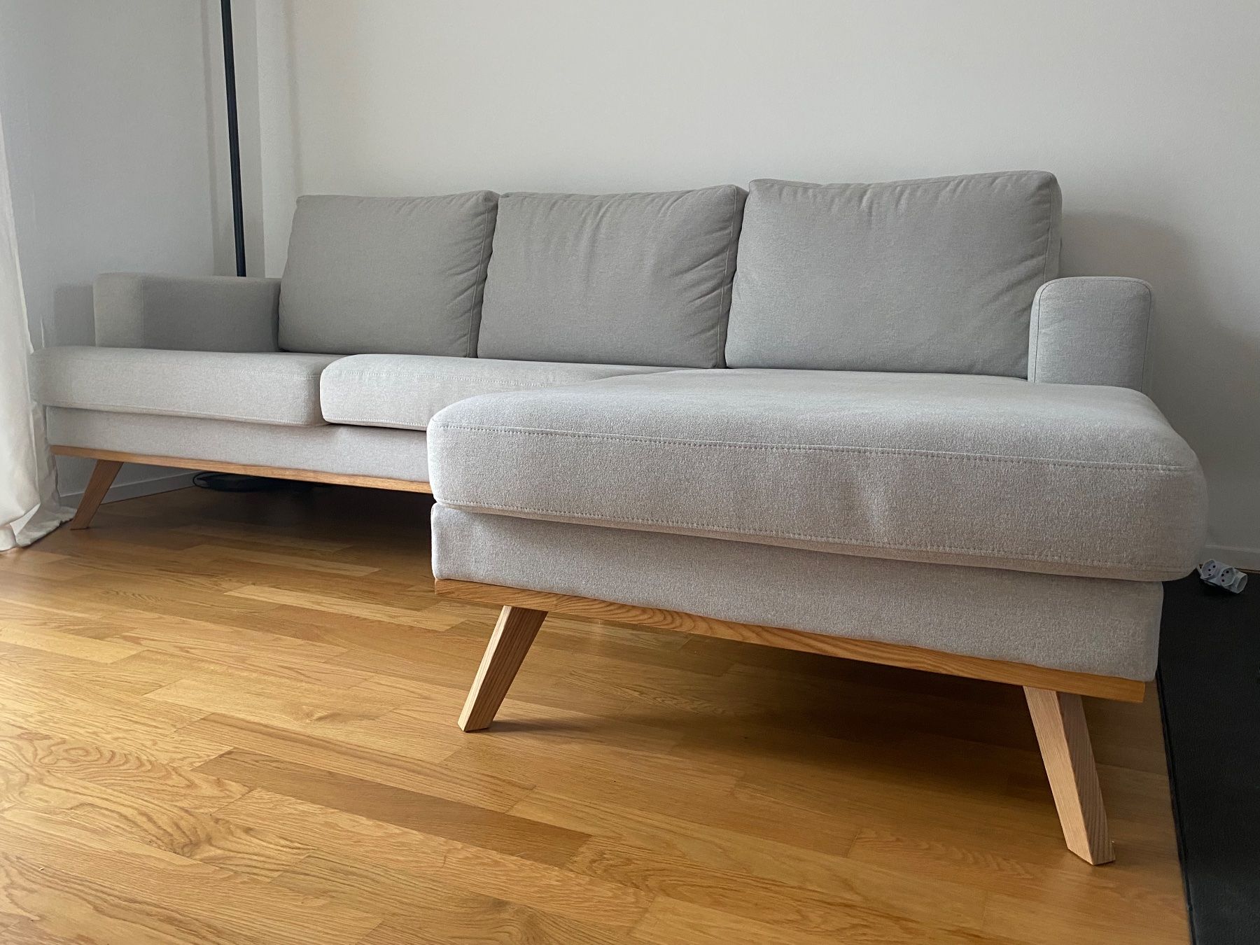 Sofas: Ecksofa hellgrau Scandi Stil mit Holzfüssen – Gebraucht aus Glattbrugg von sch_tp2h