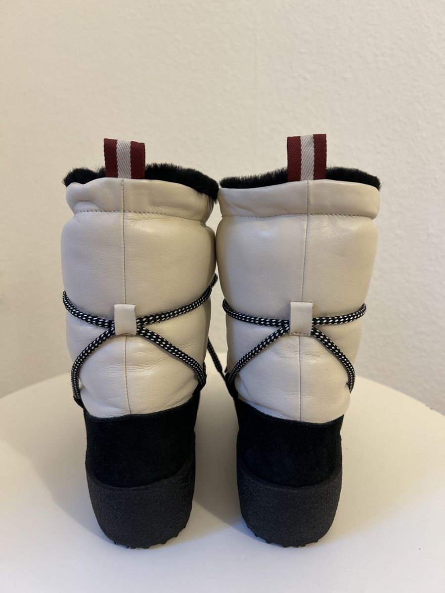 Bally Damenschuhe: White leather Bally boots lined with fur in size 37 – Neu und originalverpackt aus Genève von TreasureChest 2